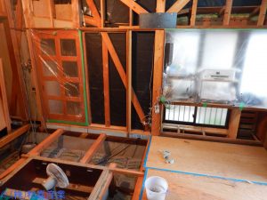 床を剥がしているところ