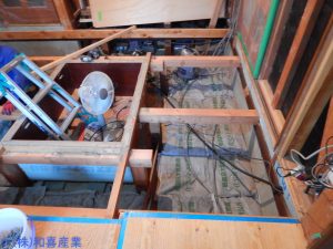 床を剥がしているところ