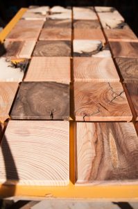 色々な木片の壁