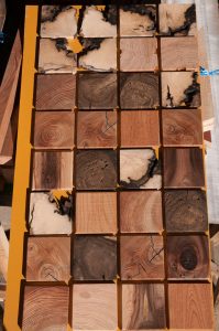 色々な木片の壁