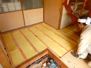 T様邸 床貼替 断熱材の写真